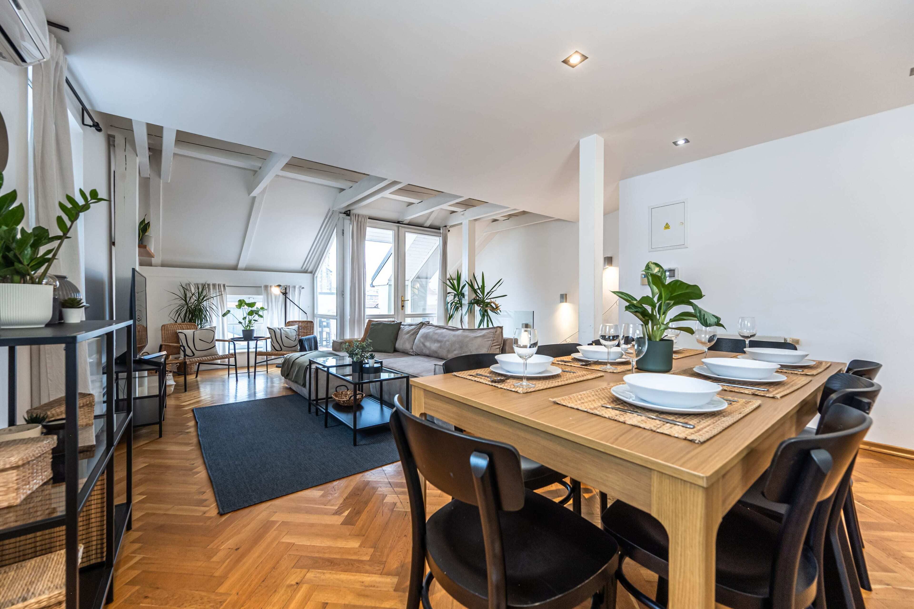 Deluxe Duplex (Apt 42) | In-room safe, blackout drapes, iron/ironing board