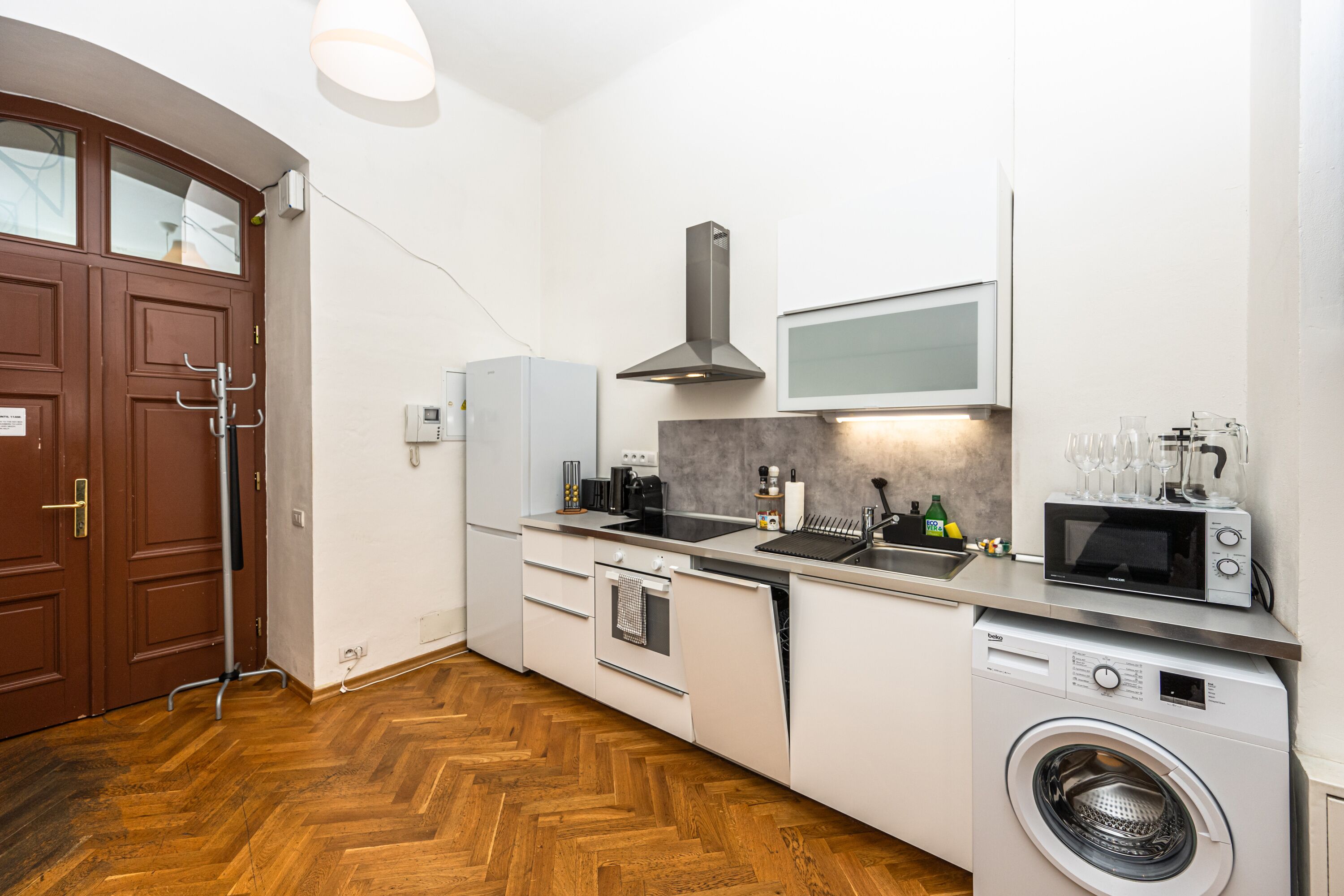 Una cocina compacta con microondas, tostadora y pileta.