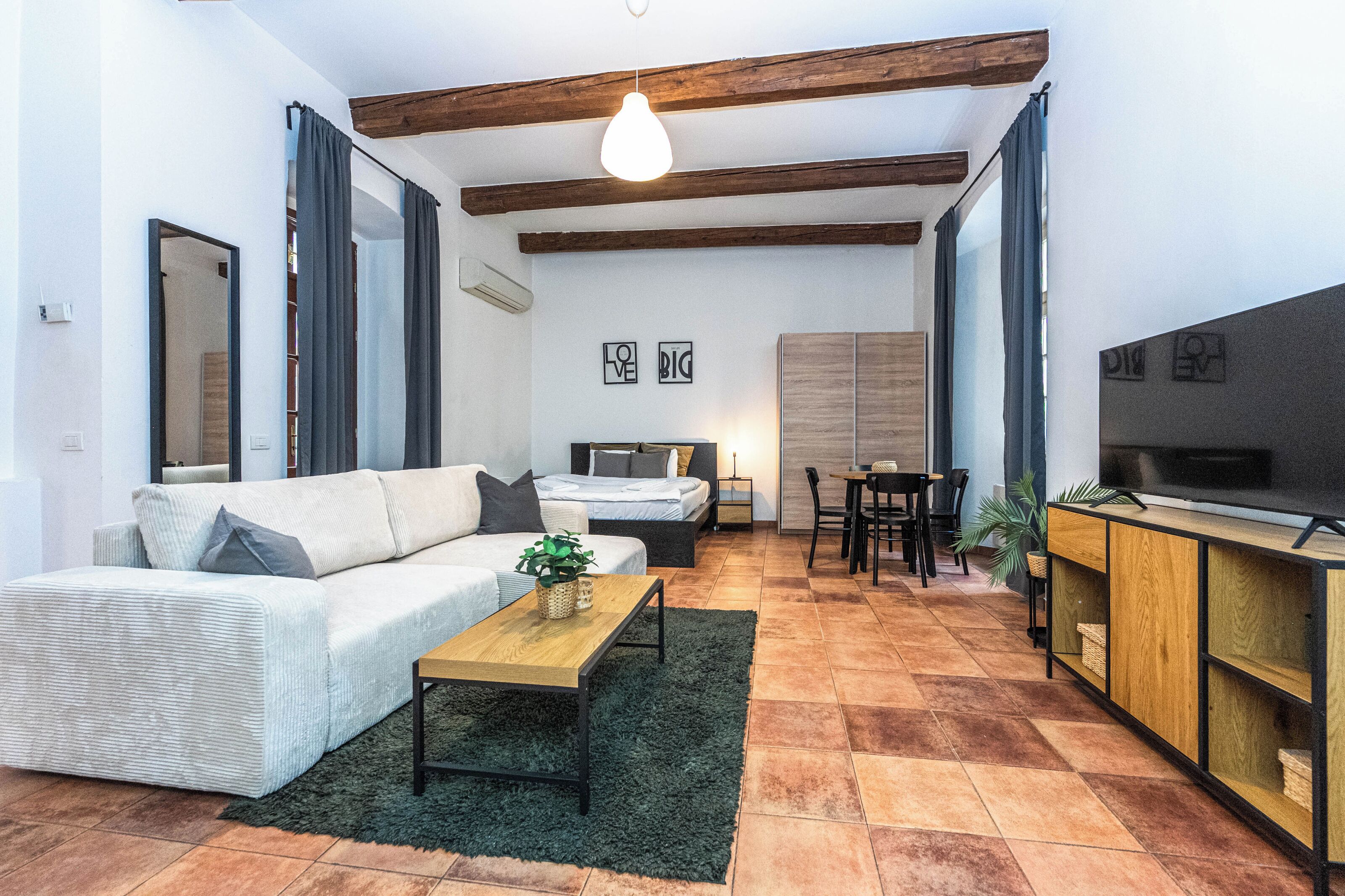 Estudio City | Zona de estar | Smart TV de 90 cm con canales por satélite