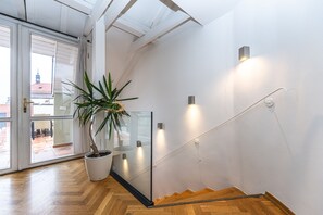 豪華複式房屋 (Apt 42) | 客廳 | 90 厘米智能電視連衛星電視頻道