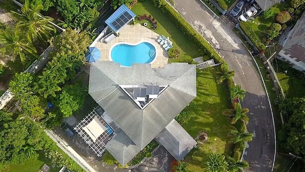 Un immeuble résidentiel doté d’une piscine, d’un patio couvert et offrant une vue sur le quartier environnant.