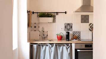 Cafetière/bouilloire, réfrigérateur, micro-ondes, four