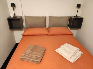 1 chambre, fer et planche à repasser, draps fournis