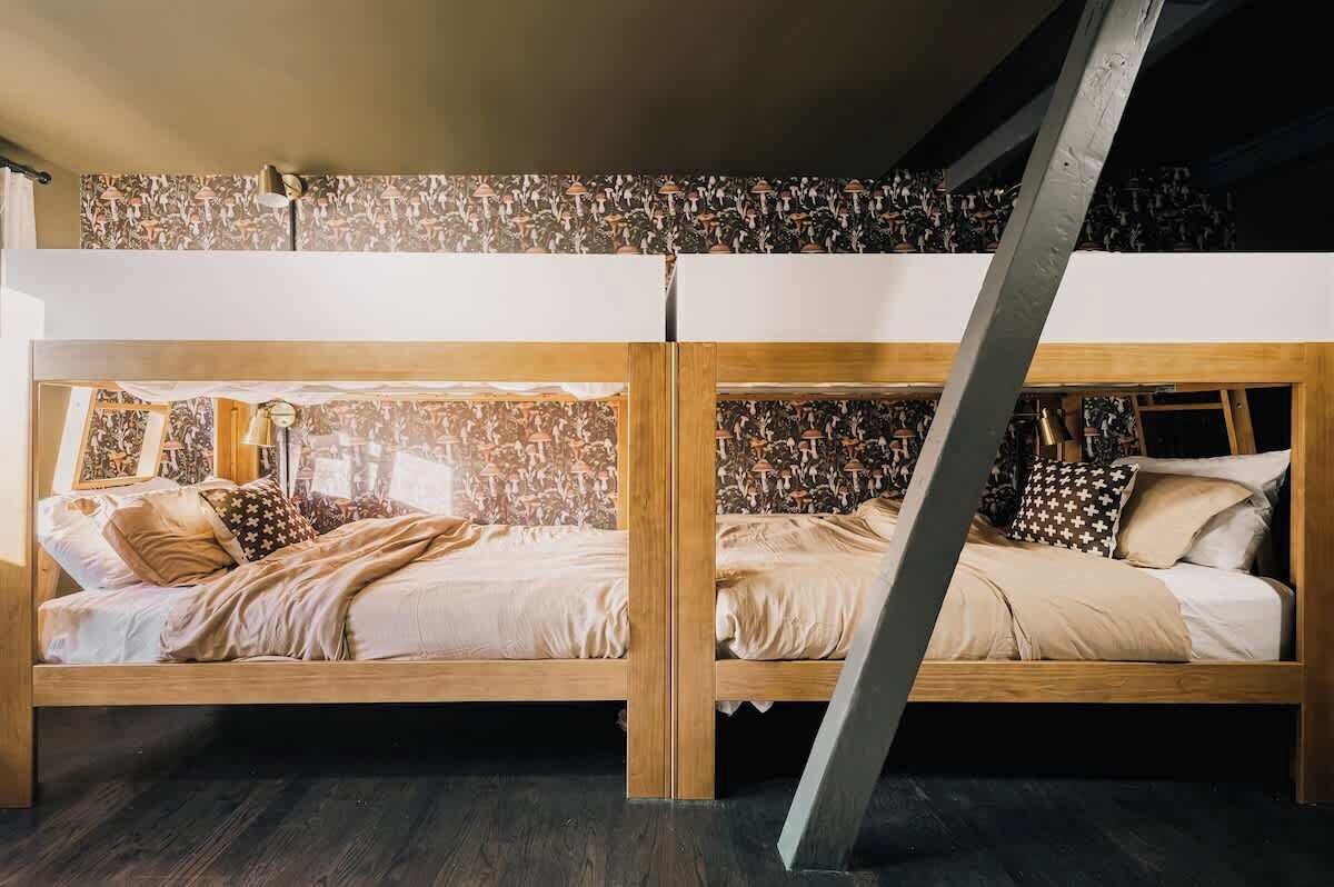 2 bedrooms, desk, iron/ironing board, WiFi