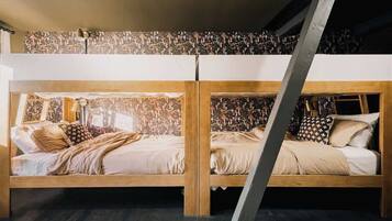 2 bedrooms, desk, iron/ironing board, WiFi