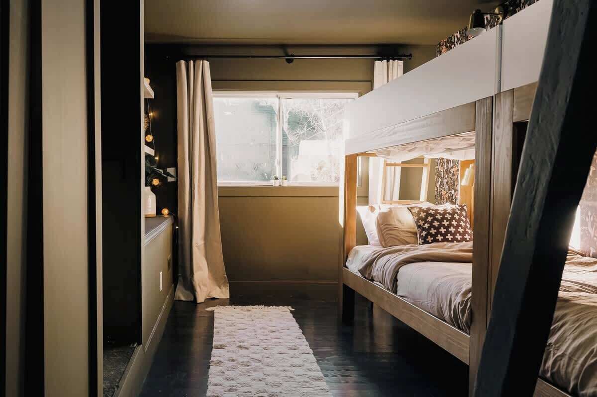 2 bedrooms, desk, iron/ironing board, WiFi