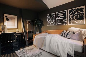2 bedrooms, desk, iron/ironing board, WiFi - Modern A-Frame | Mountain Views | Evergreen (Evergreen)