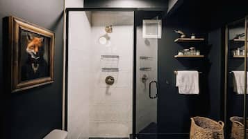 Douche, sèche-cheveux, serviettes fournies, shampoing