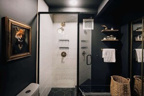 Shower, hair dryer, towels, shampoo - Modern A-Frame | Mountain Views | Evergreen (Evergreen)