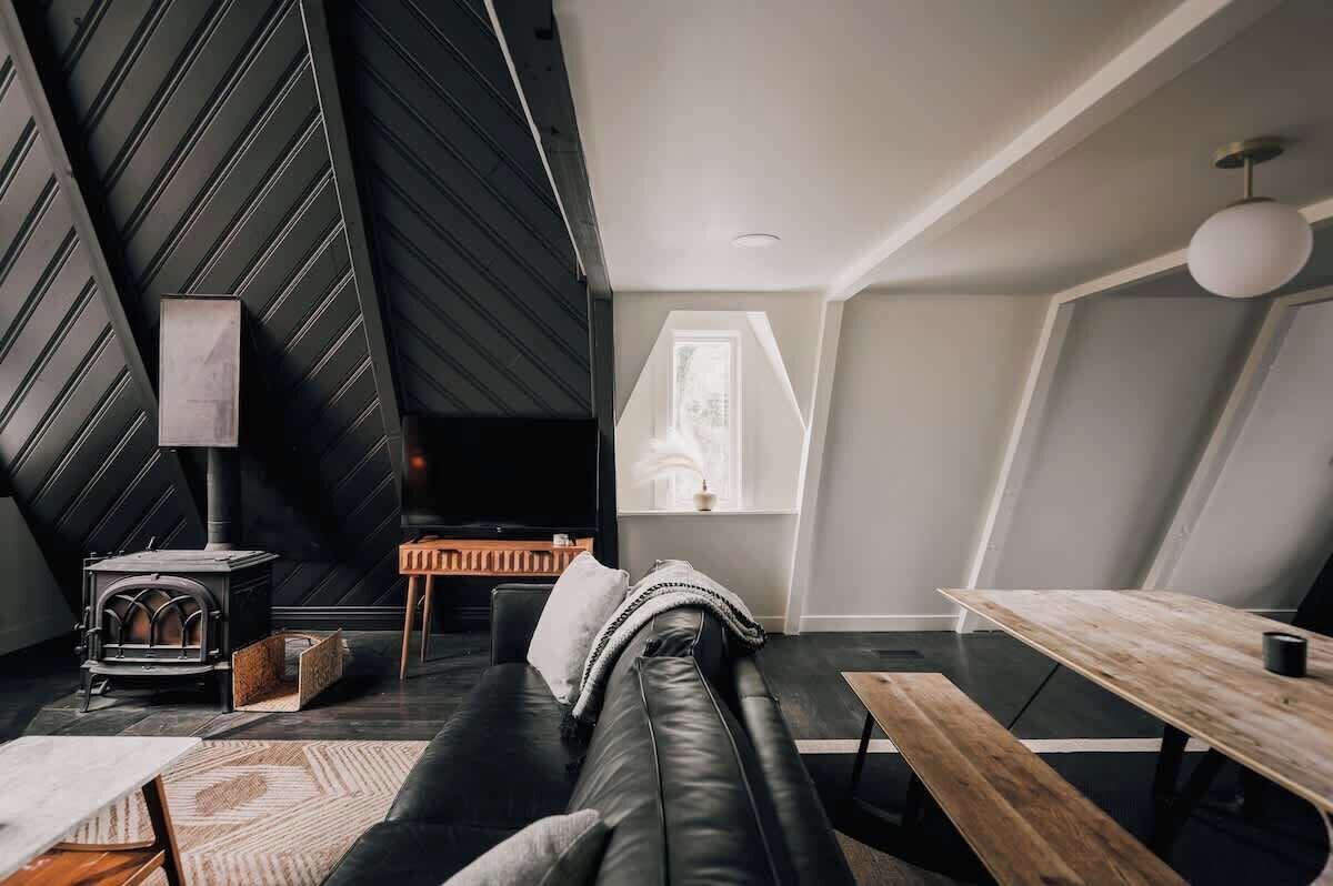 Televisión, chimenea y oficina 