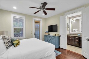 4 camere, una scrivania, ferro/asse da stiro, culla da viaggio