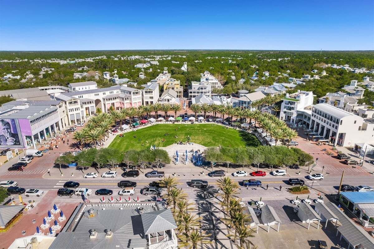Vista aerea di un resort con un prato centrale, diversi edifici e un’area parcheggio.