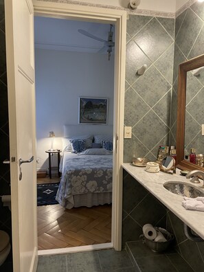Douche, baignoire à jets, sèche-cheveux, bidet