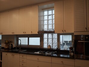 Kylskåp, mikrovågsugn, ugn och spishäll