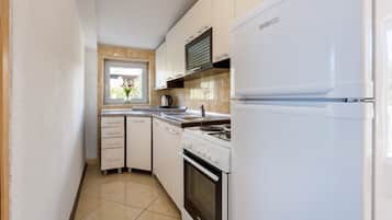 Køleskab, mikrobølgeovn, ovn, kogeplade