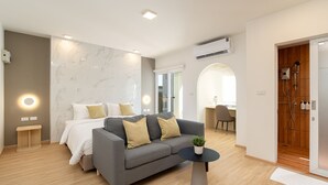 Suite, 1 Bedroom with balcony | Minibar y caja de seguridad en la habitación 