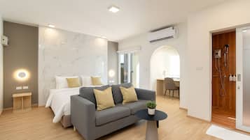 Suite, 1 Bedroom with balcony | Tabla de planchar con plancha, wifi gratis y ropa de cama