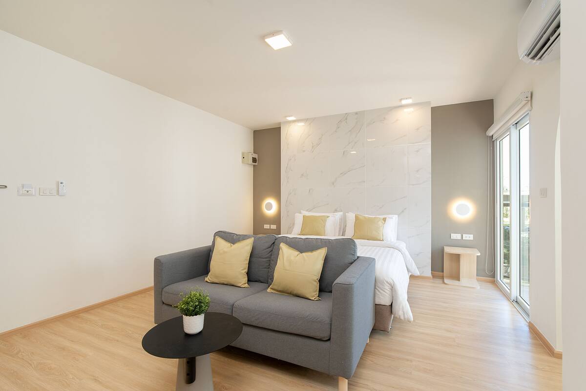 Suite, 1 Bedroom with balcony | Living area