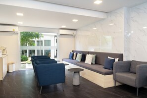 Lobby sitting area - Diya Hotel Bangkok (Bangkok)