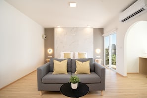 Suite, 1 Bedroom with balcony | Living area