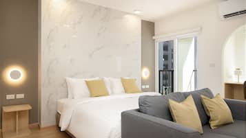 Suite, 1 Bedroom with balcony | 1 間臥室、熨斗/熨衣板、免費無線上網、床單