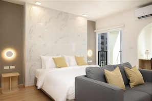 Suite, 1 Bedroom with balcony | Bügeleisen/Bügelbrett, kostenloses WLAN, Bettwäsche