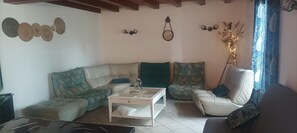 Fernseher, DVD-Player, Tischfußball, Tischtennisplatte