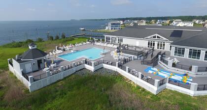 Coastal Crab - Waterfront with incredible Amenities.