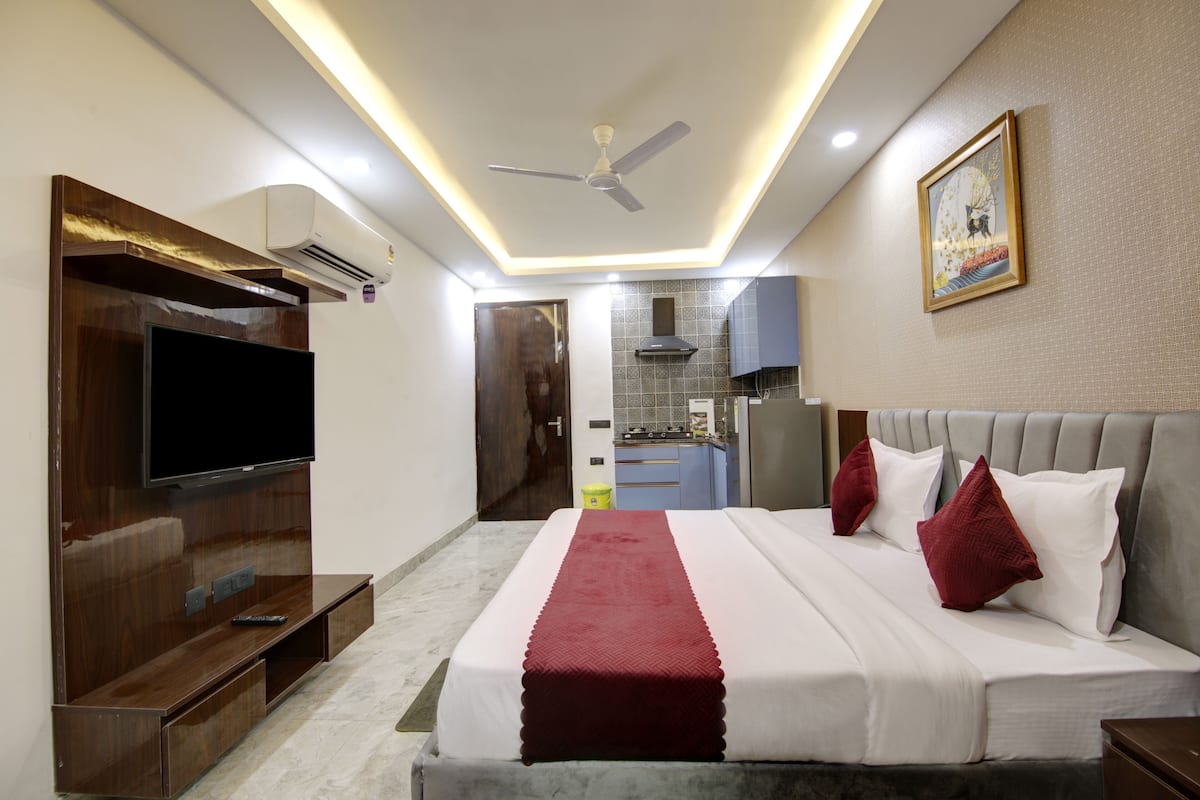 Business Apartment | Egyptian cotton sheets, premium bedding, minibar, in-room safe
