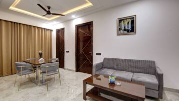 32-inch LCD TV with cable channels, fireplace