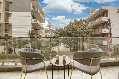 Lime Wood Stay Near Huda City Centre 