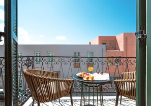 Outdoor dining - House 8 - In the Heart of Venetian town w. Parking

 (Chania)