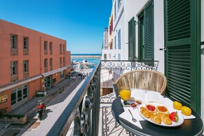 Outdoor dining - House 8 - In the Heart of Venetian town w. Parking

 (Chania)