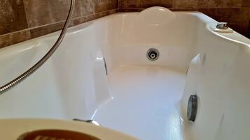 Haartrockner, HandtĂŒcher, Seife, Shampoo