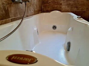 Haartrockner, Handtücher, Seife, Shampoo