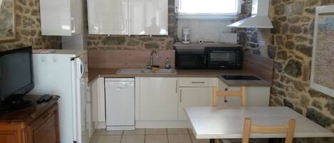 Microwave, oven, dishwasher, coffee/tea maker