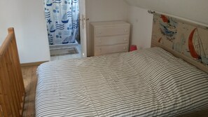 1 habitación, tabla de planchar con plancha y cuna de viaje 