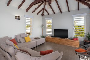 Fernseher, DVD-Player, Stereoanlage