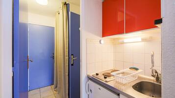 Refrigerador, microondas, horno y cafetera y tetera