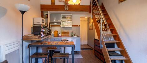 Kühlschrank, Mikrowelle, Ofen, Wasserkocher mit Kaffee-/Teezubehör