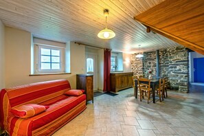 TV, fireplace - Menez Triaou - Maison avec grand jardin (Plomodiern)