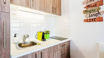 Réfrigérateur, micro-ondes, cafetiÚre/bouilloire, chaise haute