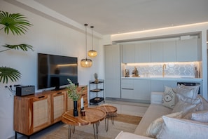 Smart TV - Xenodiki, Amphimatrion Luxe Apt, 750m to the beach, common pool & lovely view (Kalyves)