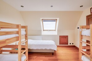 4 bedrooms, iron/ironing board, free WiFi