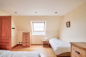 4 bedrooms, iron/ironing board, free WiFi