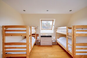 4 bedrooms, iron/ironing board, free WiFi
