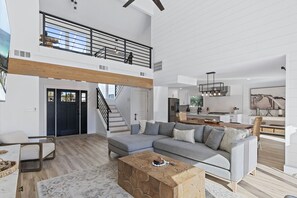 Smart TV, fireplace, DVD player - 3BR Waterfront Modern Home with Canal Views, Pool + Golf Cart | Casa Palmas (Destin)