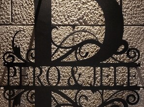 Un cartello decorativo in metallo con l'iscrizione "PRO & FLE".