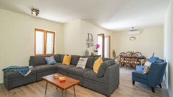 Villa (Three Bedroom Villa with Terrace) | Salle de séjour