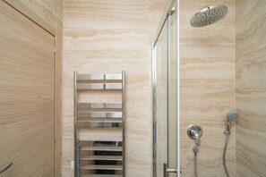Vila (Three Bedroom Villa with Terrace) | Kamar mandi | Shower dan handuk
